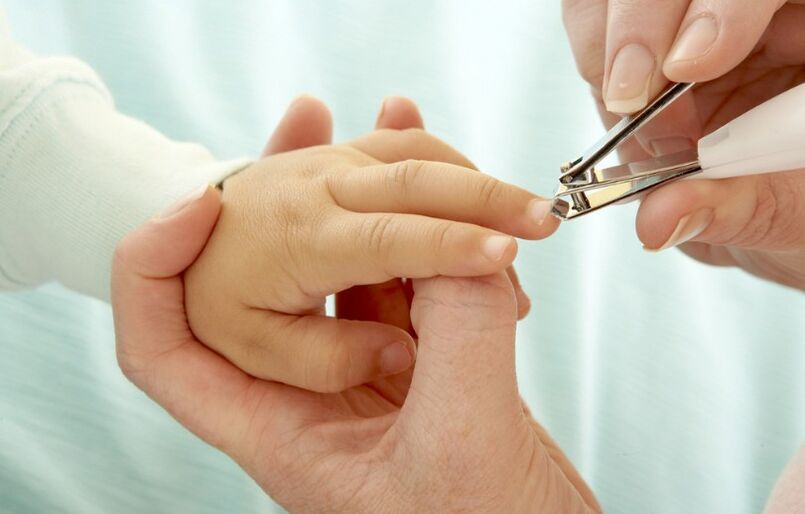 Cutting nails to a child